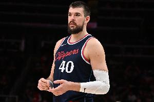 终结效率低！祖巴茨16投仅7中拿到14分19板 正负值-8