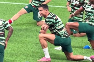 保持状态的秘诀！C罗赛前热身，腿部肌肉的线条清晰可见