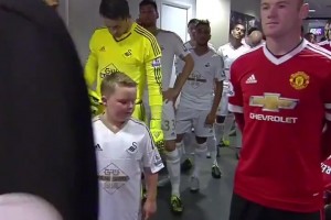 当斯旺西球童见到鲁尼：哇！鲁尼，活的