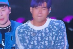 怀念老大啊！粉丝在周杰伦演唱会上提到科比 周董瞬间泪目~