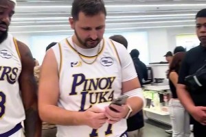 拉拉维亚上空篮两次不中，幸亏后面补进！老詹从想抱头变鼓掌