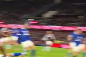 这球可以吹一辈子！门将远射中横梁，弹回来接着凌空远射