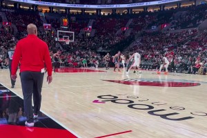 杨瀚森一记小拉杆上篮看得场边一女球迷尖叫，还大喊：杨瀚森牛X