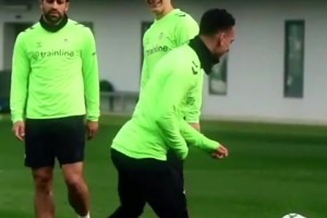 不小心跳高了！名场面：莱奥找队友庆祝，结果……