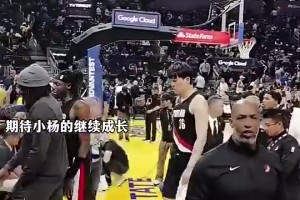 今日再战可圈可点！杨瀚森此前首秀打勇士赛后，满脸失落离开球场