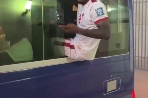 条件有限！佛得角球员们挤在一辆中巴车里庆祝晋级世界杯