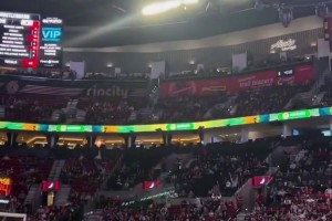 杨瀚森投进第二个三分后，现场一名中国球迷扯破喉咙大喊：杨瀚森，牛逼！