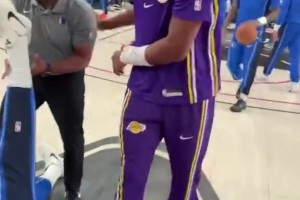 湖人前队友！八村赛前整活浓眉，后者在比赛中给了其一个大帽！