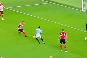 化身卓别林！名场面：姆巴佩和广告牌神同步，自己都被逗笑了！