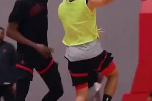 新赛季真要涨球了？！火箭探花谢泼德此前训练，直接单吃KD了~