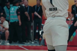 这个抢断神兵天降，观众和队员的欢呼的氛围拉满了...