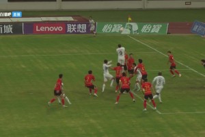 甜蜜！辽宁铁人三球领先，看台球迷情侣亲密举动刚好被镜头捕捉到