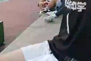 好家伙，看这腿毛我还以为是男的，结果竟是小姐姐