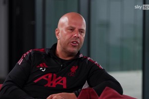 我也想摸摸摸！C罗赛前竟然有人专门按摩大腿肌肉