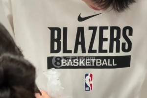 被团团围住！杨瀚森为小球迷DIY甜品，涂酱涂得很认真~