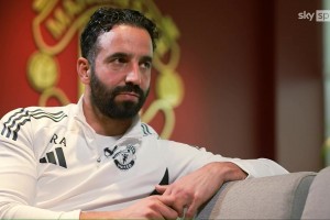 如此苏超怎能不爱！无锡队球员一路猛抢，最后被爆头赢得球权