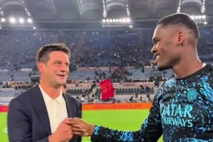 当年这一下真狠！托蒂曾在运动战中故意从身后爆踢巴洛特利