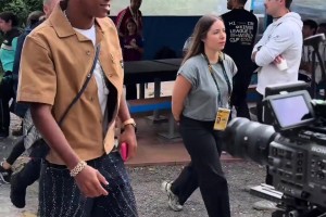 俩老头真可爱~双红会的看台上弗格森请达格利什吃零食