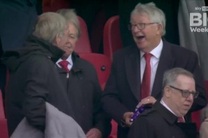 老小孩弗格森爵士和达格利什爵士在分享零食