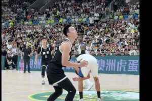 忍不住笑了！胡明轩想要分球外线，结果直接砸对手脑袋上