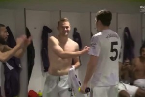 取胜功臣！马奎尔接受采访后回到更衣室，队友拍头+鼓掌欢迎