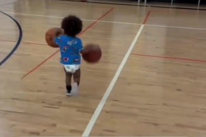 孙继海父亲亲自教导青训小朋友，这么大年龄还出来辅助儿子的事业