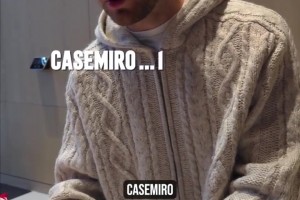 亚马尔在直播时突然抱起女友前后晃动，女友赶紧阻止亚马尔