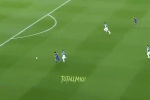 C罗老婆乔治娜穿皮裤现身时尚展会，这身穿搭看着好夸张啊