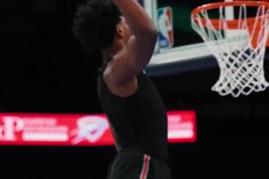 挖槽这身体天赋阿门赛前热身秀暴扣，头超篮筐轻轻松松啊！