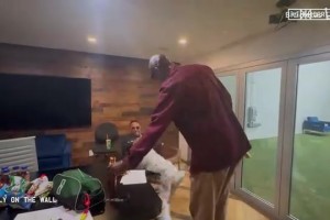 这俩老头真是长不大啊！KG找皮尔斯展示自己新学的功夫！