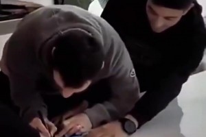 手动印钞机！名场面：梅西为球迷的二星阿根廷球衣画上了第三颗！