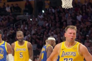 减肥后真强啊！东契奇持球单打，顶着库明加抛射打成2+1