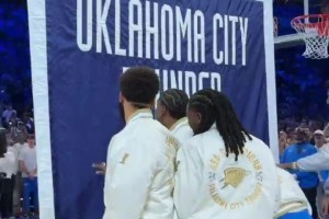 俄城第一冠！雷霆升起冠军旗帜，小伙子们上去赶紧摸一把！