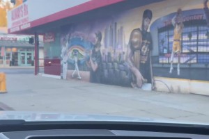 周玲安：在洛杉矶开车， 突然看到詹姆斯科比浓眉的涂鸦墙