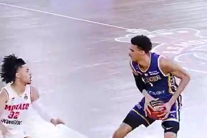 文班当年在法甲这操作就很离谱！刚出手完立马就闪现篮下补扣