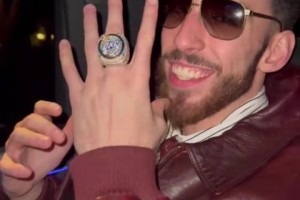 中国球迷们听到了吗？切特用中文秀戒指！