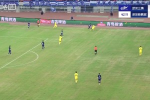 引发争议！杨一鸣被判肘击直红罚下，深圳领先1分钟后少打1人