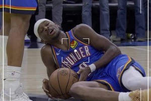 26罚狂砍55分的亚历山大 打到2加时瘫坐地上表情麻累了