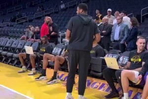 杨瀚森赛前投篮热身练习中投，手感还是很柔和的！