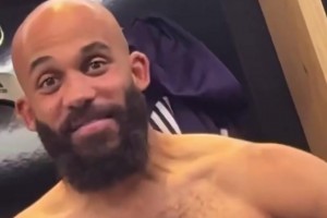 曼联主场4-2击败布莱顿！攻入两球的姆伯莫更衣室跳舞庆祝