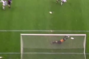 相当离谱！卡洛斯国家德比超远距离任意球破门！