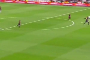 劳塔罗用意大利国粹手势疯狂嘲讽孔蒂，孔蒂在场边不甘示弱