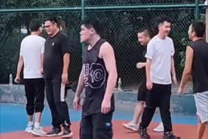 哥们盖完帽满地找女生