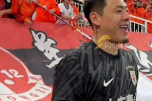 球迷横幅展示王大雷霸气喊话：没人能在大球场踩着我们肩膀上去