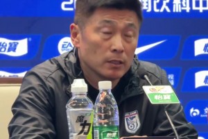 申花旧将温家宝、毕津浩赛后向申花球迷谢场