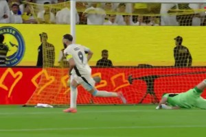 胜利0-1落后！吉达联合快速反击，本泽马第15分钟破门！
