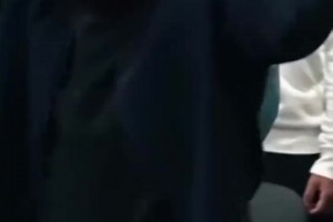 阿尔维斯被放出来后依旧享受生活，参加合唱团一展歌喉