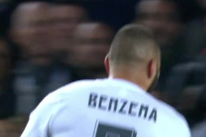 太不可思议了！廷贝尔就像定海神针一样接住了这个神奇的传球