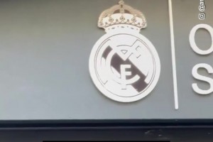 阿尔沙文穿着巴萨球衣去了皇马球衣官方商店