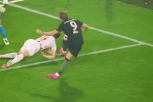 这就是神锋！凯恩高难度破门我玩游戏都踢不出来这种